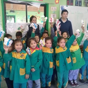 AMIGOS DE CREDICHILE CORONEL LES ENSEÑAN A LOS NIÑOS DE KINDER SOBRE EL AHORRO.