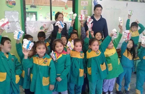 AMIGOS DE CREDICHILE CORONEL LES ENSEÑAN A LOS NIÑOS DE KINDER SOBRE EL AHORRO.