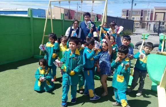 AMIGOS DE CREDICHILE CORONEL LES ENSEÑAN A LOS NIÑOS DE KINDER SOBRE EL AHORRO.