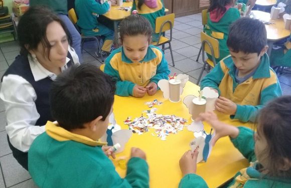 AMIGOS DE CREDICHILE CORONEL LES ENSEÑAN A LOS NIÑOS DE KINDER SOBRE EL AHORRO.