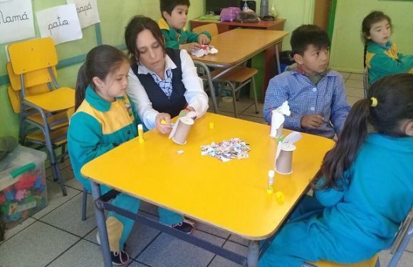 AMIGOS DE CREDICHILE CORONEL LES ENSEÑAN A LOS NIÑOS DE KINDER SOBRE EL AHORRO.