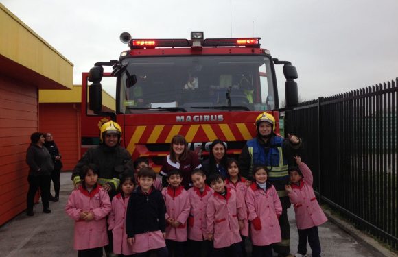 BOMBEROS VISITAN EL COLEGIO LICAN RAY