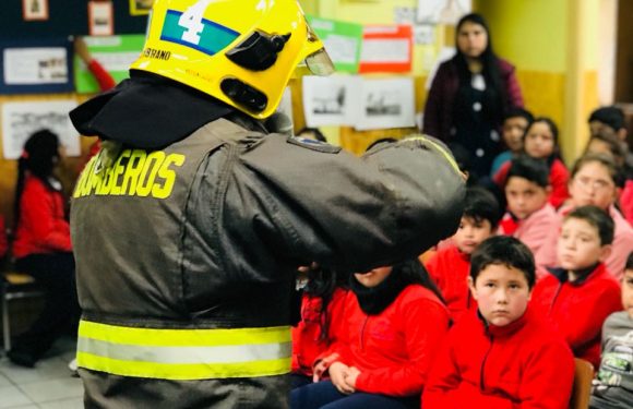 BOMBEROS VISITAN EL COLEGIO LICAN RAY