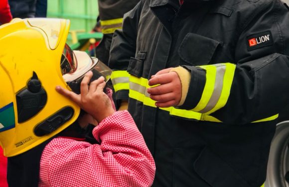 BOMBEROS VISITAN EL COLEGIO LICAN RAY