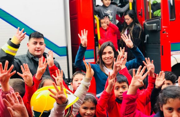 BOMBEROS VISITAN EL COLEGIO LICAN RAY