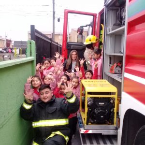 BOMBEROS VISITAN EL COLEGIO LICAN RAY