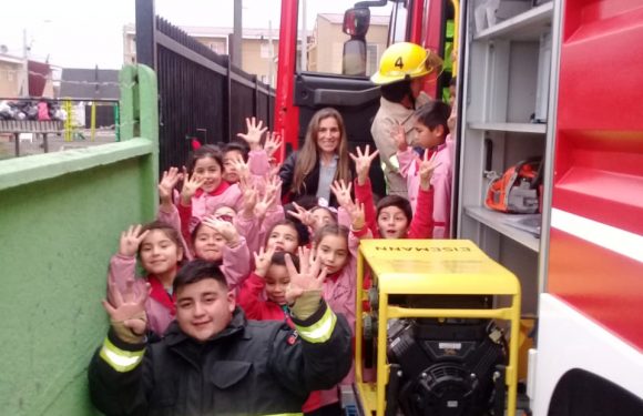 BOMBEROS VISITAN EL COLEGIO LICAN RAY