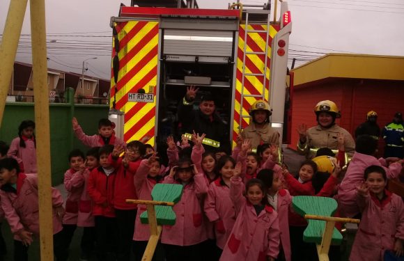 BOMBEROS VISITAN EL COLEGIO LICAN RAY