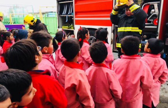 BOMBEROS VISITAN EL COLEGIO LICAN RAY