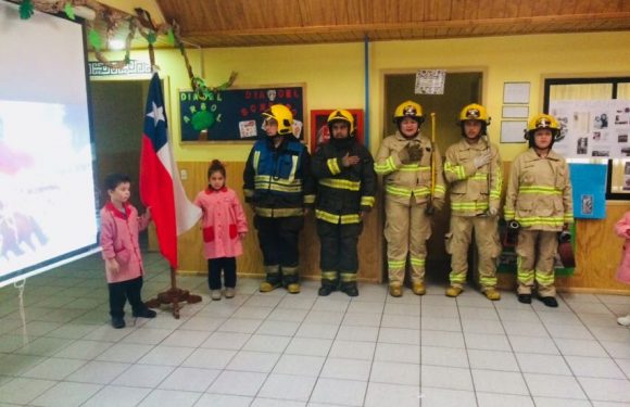 BOMBEROS VISITAN EL COLEGIO LICAN RAY