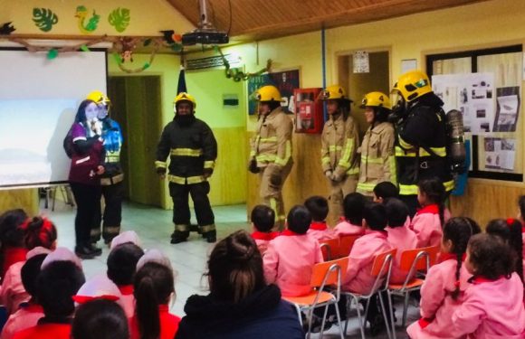 BOMBEROS VISITAN EL COLEGIO LICAN RAY