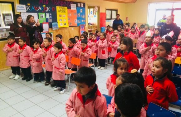 BOMBEROS VISITAN EL COLEGIO LICAN RAY