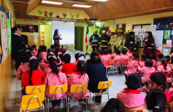 BOMBEROS VISITAN EL COLEGIO LICAN RAY