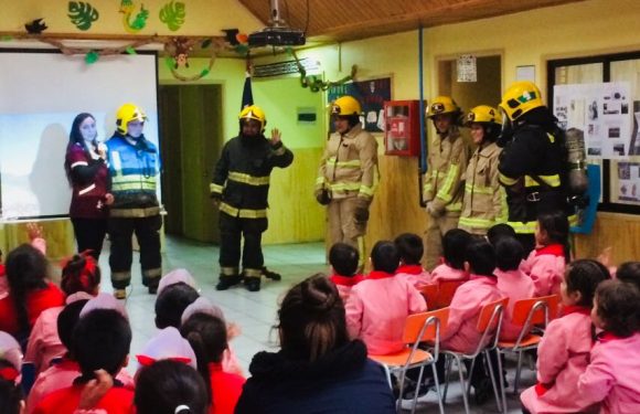 BOMBEROS VISITAN EL COLEGIO LICAN RAY