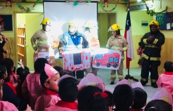 BOMBEROS VISITAN EL COLEGIO LICAN RAY
