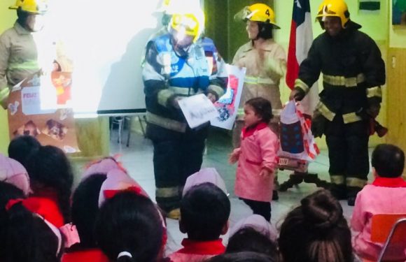 BOMBEROS VISITAN EL COLEGIO LICAN RAY