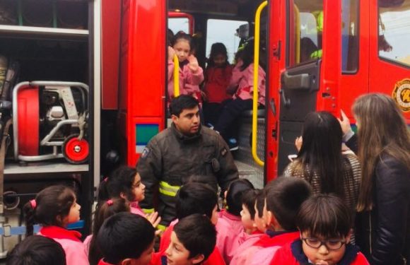 BOMBEROS VISITAN EL COLEGIO LICAN RAY
