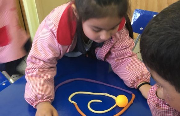 JUGANDO Y APRENDIENDO, CLASE DE KINDER