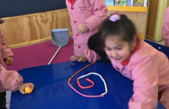 JUGANDO Y APRENDIENDO, CLASE DE KINDER