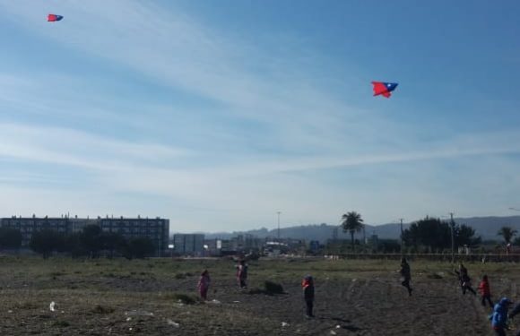 LOS ESTUDIANTES ELEVAN COMETAS. EN MES DE LA PATRIA