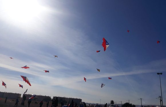 LOS ESTUDIANTES ELEVAN COMETAS. EN MES DE LA PATRIA