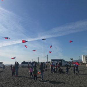 LOS ESTUDIANTES ELEVAN COMETAS. EN MES DE LA PATRIA