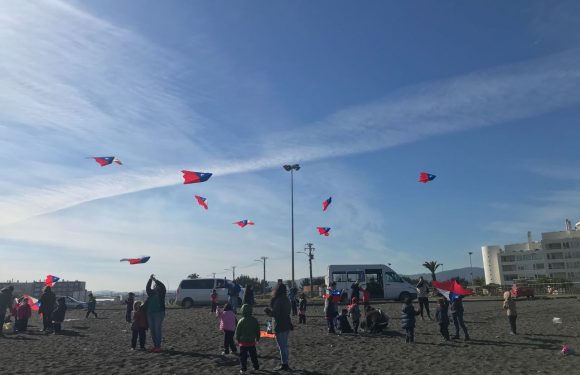 LOS ESTUDIANTES ELEVAN COMETAS. EN MES DE LA PATRIA