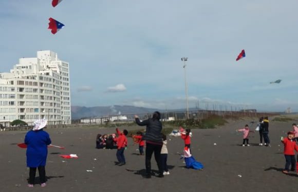 LOS ESTUDIANTES ELEVAN COMETAS. EN MES DE LA PATRIA