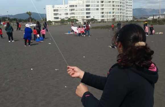 LOS ESTUDIANTES ELEVAN COMETAS. EN MES DE LA PATRIA