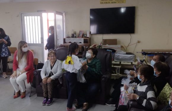 ACTIVIDAD NAVIDEÑA PARA EL CONDOMINIO DE ADULTOS MAYORES DE MICHAIHUE