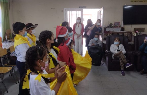 ACTIVIDAD NAVIDEÑA PARA EL CONDOMINIO DE ADULTOS MAYORES DE MICHAIHUE