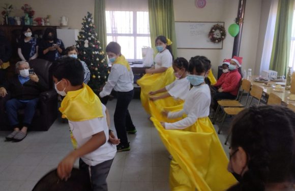 ACTIVIDAD NAVIDEÑA PARA EL CONDOMINIO DE ADULTOS MAYORES DE MICHAIHUE