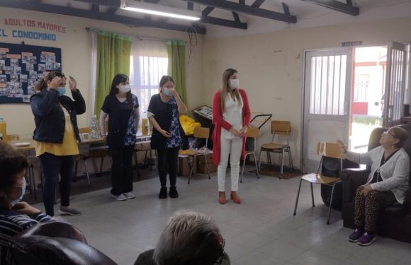 ACTIVIDAD NAVIDEÑA PARA EL CONDOMINIO DE ADULTOS MAYORES DE MICHAIHUE