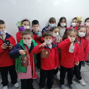 medio ambiente confeccionando un macetero