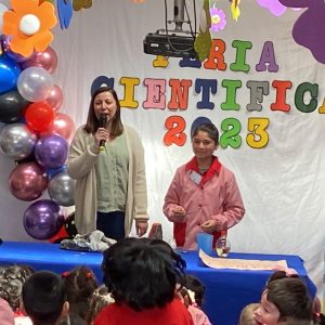 estudiantes disfrutan en Feria científica